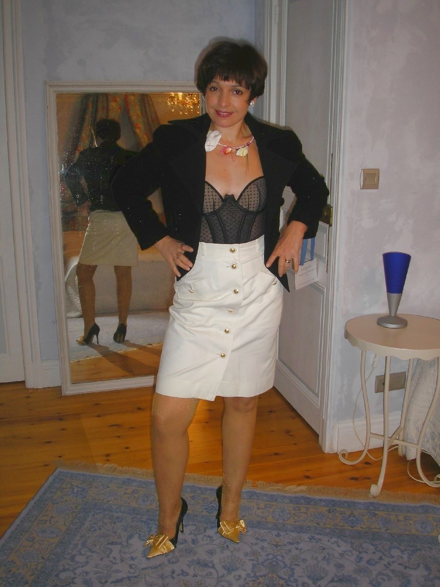 Mature moms in (sheer) stockings or pantyhose — 13